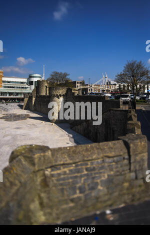 Vieux murs médiévaux de Southampton à la recherche de centre commercial Westquay Banque D'Images