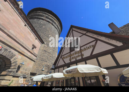 Nuremberg, le Handwerkerhof et tour Frauentorturm, Middle Franconia, Bavaria, Germany Banque D'Images