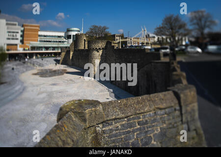 Vieux murs médiévaux de Southampton à la recherche de centre commercial Westquay Banque D'Images