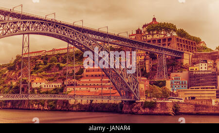 Porto, Portugal : le Pont Dom Luis I et la Serra do Pilar monastère sur le côté de Vila Nova de Gaia Banque D'Images