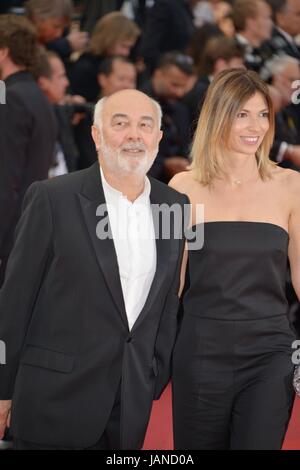 Gérard Jugnot et sa femme Patricia Campi arrivant sur le tapis rouge pour le film 'Twin Peaks' 70e Festival de Cannes Mai 25, 2017 Photo Jacky Godard Banque D'Images