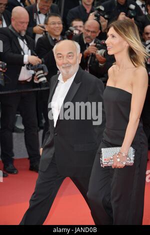 Gérard Jugnot et sa femme Patricia Campi arrivant sur le tapis rouge pour le film 'Twin Peaks' 70e Festival de Cannes Mai 25, 2017 Photo Jacky Godard Banque D'Images