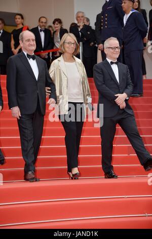 Pierre Lescure (Président du Festival), Françoise Nyssen (Ministre français de la Culture) et Thierry Frémaux (Délégué Général du Festival) arrivant sur le tapis rouge pour le film 'L'amant' (double le double amant) 70e Festival de Cannes Mai 26, 2017 Photo Jacky Godard Banque D'Images