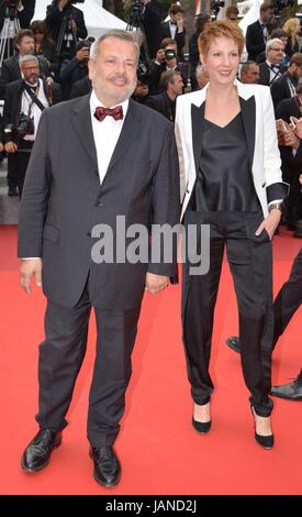 Périco Légasse et Natacha Janvier2004 arrivant sur le tapis rouge pour le film 'L'amant' (double le double amant) 70e Festival de Cannes Mai 26, 2017 Photo Jacky Godard Banque D'Images