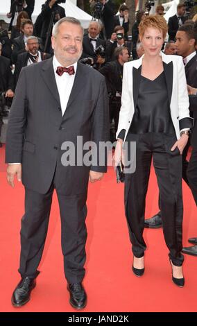 Périco Légasse et Natacha Janvier2004 arrivant sur le tapis rouge pour le film 'L'amant' (double le double amant) 70e Festival de Cannes Mai 26, 2017 Photo Jacky Godard Banque D'Images