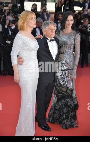 Emmanuelle Seigner, Roman Polanski, Eva Green (dress par Alexander McQueen) arrivant sur le tapis rouge pour le film 'Basé sur une histoire vraie' 70e Festival de Cannes Mai 27, 2017 Photo Jacky Godard Banque D'Images