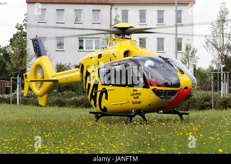 Ein Rettungshubschrauber vom Typ Eurocopter EC 135 ADAC Luftrettung der im Einsatz. Banque D'Images