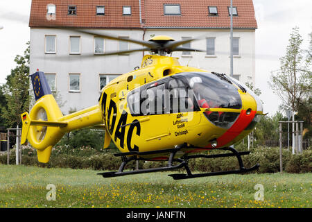 Ein Rettungshubschrauber vom Typ Eurocopter EC 135 ADAC Luftrettung der im Einsatz. Banque D'Images