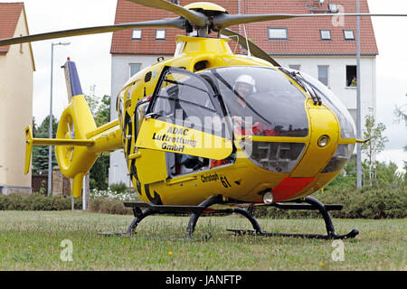 Ein Hubschrauber vom Typ Eurocopter EC 135 ( D - HLEU ) pilote mit der ADAC Luftrettung Oliver Baier GmbH während eines Notarzteinsatzes am 21.06.2011 à Leipzig. Engelsdorf *** *** Local Caption [Foto © STAR-MEDIA | Foto ist honorarpflichtig ! Zzgl. gesetzl. MwSt. (7 %) | auf Anfrage dans höherer Qualität/Résolution | Belegexemplar erbeten. | Adresse : STAR-MEDIA Bild- und Presseagentur, Michael Schöne, Wolfgang-Heinze-Strasse 4, 04416 Markkleeberg, Deutschland | TEL. :  +49 341 3587618, fax :  +49 341 3587617 | Mobil :  +49 172 3709001 | EN LIGNE : www.star-media.de | Banque : Dresdner Bank AG Leipzig ; NR-KTO. Banque D'Images