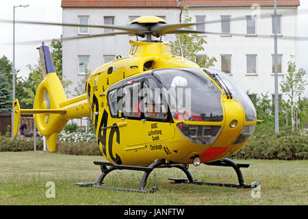 Ein Hubschrauber vom Typ Eurocopter EC 135 ( D - HLEU ) pilote mit