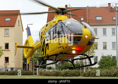 Ein Hubschrauber vom Typ Eurocopter EC 135 ( D - HLEU ) pilote mit der ADAC Luftrettung Oliver Baier GmbH während eines Notarzteinsatzes am 21.06.2011 à Leipzig. Engelsdorf *** *** Local Caption [Foto © STAR-MEDIA | Foto ist honorarpflichtig ! Zzgl. gesetzl. MwSt. (7 %) | auf Anfrage dans höherer Qualität/Résolution | Belegexemplar erbeten. | Adresse : STAR-MEDIA Bild- und Presseagentur, Michael Schöne, Wolfgang-Heinze-Strasse 4, 04416 Markkleeberg, Deutschland | TEL. :  +49 341 3587618, fax :  +49 341 3587617 | Mobil :  +49 172 3709001 | EN LIGNE : www.star-media.de | Banque : Dresdner Bank AG Leipzig ; NR-KTO. Banque D'Images