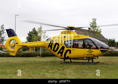 Ein Hubschrauber vom Typ Eurocopter EC 135 ( D - HLEU ) pilote mit der ADAC Luftrettung Oliver Baier GmbH während eines Notarzteinsatzes am 21.06.2011 à Leipzig. Engelsdorf *** *** Local Caption [Foto © STAR-MEDIA | Foto ist honorarpflichtig ! Zzgl. gesetzl. MwSt. (7 %) | auf Anfrage dans höherer Qualität/Résolution | Belegexemplar erbeten. | Adresse : STAR-MEDIA Bild- und Presseagentur, Michael Schöne, Wolfgang-Heinze-Strasse 4, 04416 Markkleeberg, Deutschland | TEL. :  +49 341 3587618, fax :  +49 341 3587617 | Mobil :  +49 172 3709001 | EN LIGNE : www.star-media.de | Banque : Dresdner Bank AG Leipzig ; NR-KTO. Banque D'Images