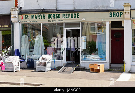 St. Mary's Horse refuge boutique caritative à Sutton Road, Southend on Sea, Essex, soutenant leur sanctuaire à Hawkwell. Boutique avant Banque D'Images