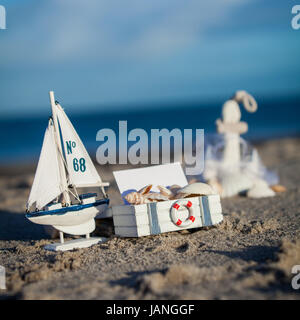 Segelboot muscheln und im sand dekoration urlaub reisen sommer abenteuer Banque D'Images