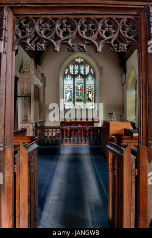 St Mary the Virgin, East Quantoxhead Choeur et autel de l'église du village du 14ème siècle tombe de Hugh Luttrell à gauche Banque D'Images