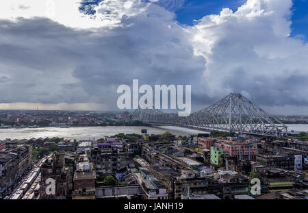 Cloudscape et Howrah Bridge, Kolkata. Banque D'Images