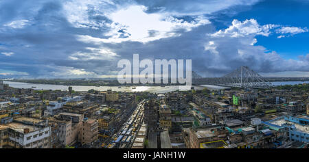 Vue de Calcutta Kolkata Howrah Bridge et la ville juste après la pluie. Banque D'Images