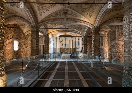 Capela dos Ossos ou Chapelle des Os - est l'un des plus connus monuments à Evora, Portugal. C'est une petite chapelle située à côté de l'entranc Banque D'Images