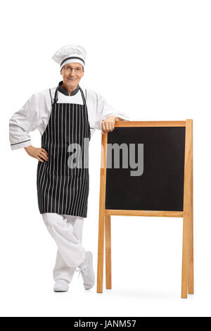 Portrait d'un chef standing par un tableau noir blanc isolé sur fond blanc Banque D'Images