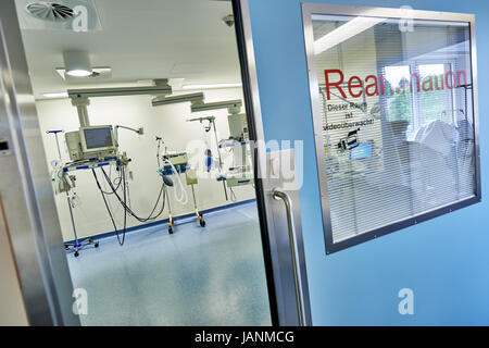 Porte coulissante avec lettrage "animation" en face de l'hôpital en salle de réanimation vide Banque D'Images