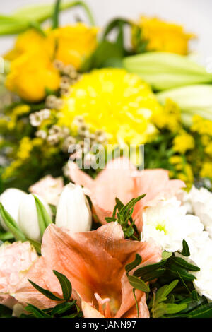 Ein Blumenstrauss mit Rosen, Lilien, Amaryllis und Chrysanthemen, Focus vorne Banque D'Images