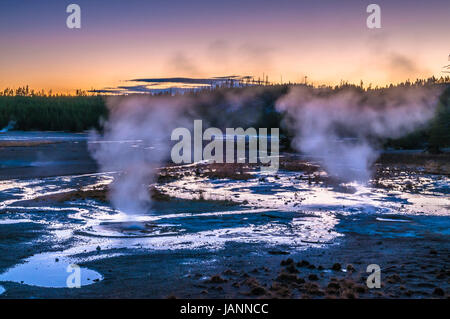 Beau Bassin dynamique dans les geysers de Yellowstone Norris après le coucher du soleil Banque D'Images