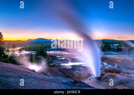 Beau Bassin dynamique dans les geysers de Yellowstone Norris après le coucher du soleil Banque D'Images