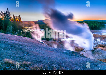 Beau Bassin dynamique dans les geysers de Yellowstone Norris après le coucher du soleil Banque D'Images