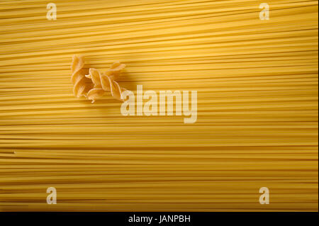 Tas de farine complète sur fond fusilli spaghetti Banque D'Images