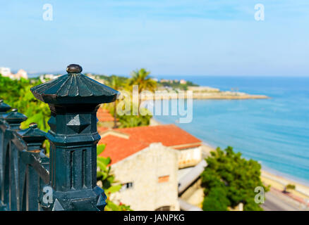 Une vue sur la mer Méditerranée et le promontoire de Punta del Miracle, à Tarragone, Espagne, vu depuis le balcon de la Méditerranée Banque D'Images