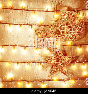 Belle Garland Hanging On Wooden Wall Soft Focus Effet Bokeh Noel Decor Lumineux Photo Stock Alamy