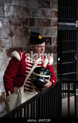 New York, États-Unis - 27 mai 2017 : un guide touristique s'habiller comme un redcoat dans le château Williams à Governors Island. Banque D'Images