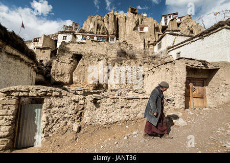 Lamayuru Maisons de village une vue étroite et personnelle avec un angle faible permettant une vue à voir l'architecture traditionnelle et d'étranges Banque D'Images