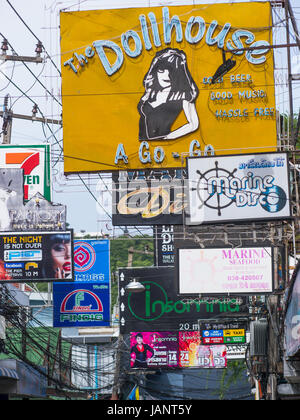 Signsn au néon à l'infâme Walking Street dans le sud de Pattaya, la province de Chonburi en Thaïlande, durant la journée. Banque D'Images