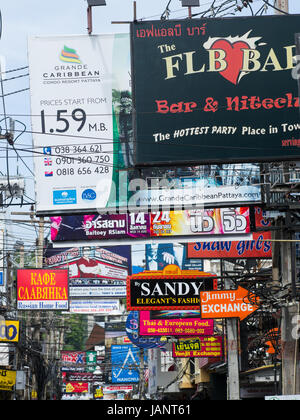 Signsn au néon à l'infâme Walking Street dans le sud de Pattaya, la province de Chonburi en Thaïlande, durant la journée. Banque D'Images