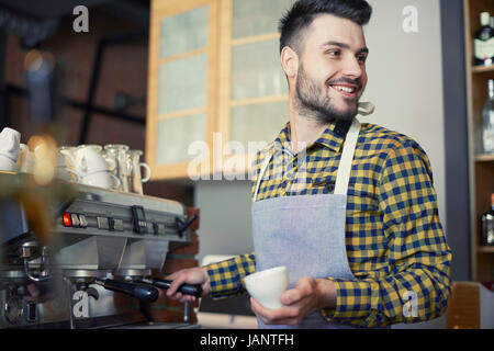 Waiter serving delicious tasse de café Banque D'Images