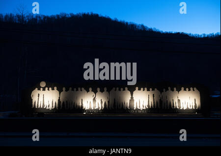 Le soleil du matin se lève sur in Whitesville, WV et le mémorial à la périphérie de la ville, dédié aux 29 mineurs qui ont perdu leur vie dans la haute direction de la grande catastrophe minière le 5 avril 2010. C'était la pire catastrophe minière de charbon depuis 1970, avec une enquête indépendante plus tard propriétaire de la mine et l'énergie Massey Mine Safety and Health Administration (MSHA) directement responsable de l'explosion. C'est ici que l'ensemble des bénévoles de l'eau propre WV-Hub a son bureau et centre d'expédition pour obtenir de l'eau potable à ceux qui sont touchés par la rivière Elk déversement de produits chimiques. Banque D'Images