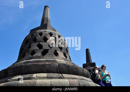 Borobudur, Indonésie - 13 mai 2017 : les touristes étrangers sont profiter de l'ambiance de temple de Borobudur, centre de Java - Indonésie Banque D'Images
