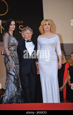 Eva Green (dress par Alexander McQueen), Emmanuelle Seigner, Roman Polanski En arrivant sur le tapis rouge pour le film 'Basé sur une histoire vraie' 70e Festival de Cannes Mai 27, 2017 Photo Jacky Godard Banque D'Images