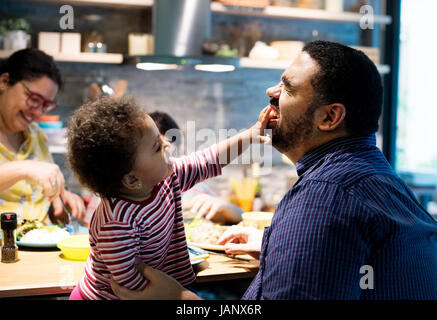 La famille brésilienne à table à manger ensemble Banque D'Images