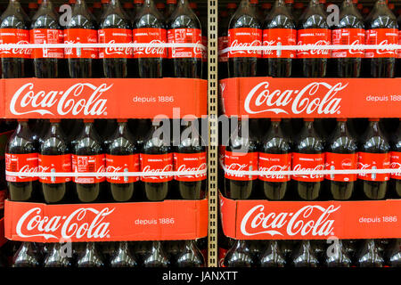 Bouteilles de Coca-Cola pour la vente dans un supermarché. Banque D'Images