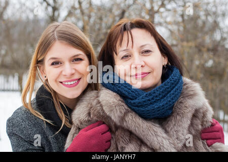 Photo d'une belle femme d'âge moyen avec sa belle fille Banque D'Images