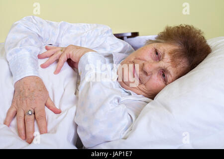 Photo d'une vieille femme malade au lit Banque D'Images