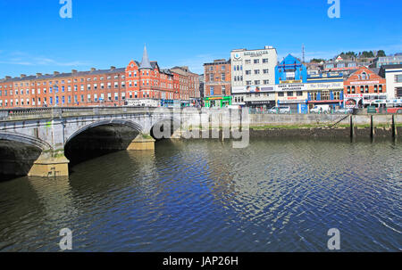 Pont sur la rivière Lee, ville de Cork, County Cork, Irlande, République d'Irlande Banque D'Images