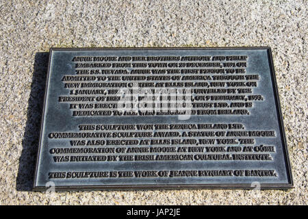 Sculpture par Jeanne Rynhart, en dehors du Centre du patrimoine mondial, Cobh, dans le comté de Cork, Irlande, République d'Irlande - Annie Moore et ses frères Anthony et Philip wer Banque D'Images