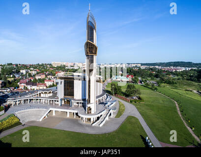 Sanctuaire de la Divine Miséricorde, l'église, parc et le Chemin de Croix de Lagiewniki, à Cracovie, Pologne. Vue aérienne Banque D'Images