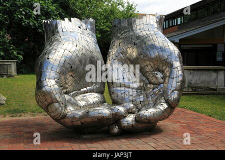 "Mains" sculpture par Rick Kirkby, Woodbridge Quay Baptist Church, Woodbridge, Suffolk, Angleterre, RU Banque D'Images