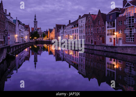 Jan van Eyckplein, vieille ville de Bruges, Belgique pendant le coucher du soleil avec la réflexion sur l'eau. Banque D'Images