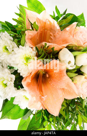 Ein Blumenstrauss mit Rosen, Amaryllis, Draufsicht und Chrysanthemen Banque D'Images