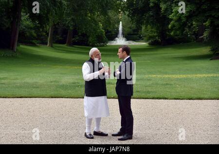 Le Premier Ministre indien Narendra Modi, gauche, discute avec le président français, Emmanuel Macron pendant un jardin à pied à l'Elysée le 3 juin 2017 à Paris, France. Banque D'Images